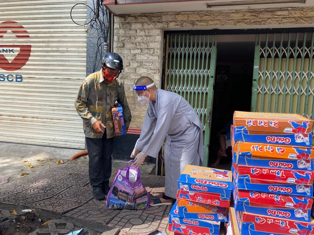 Sư cô Huệ Đức trao quà đến gia đình khó khăn - QÂTV