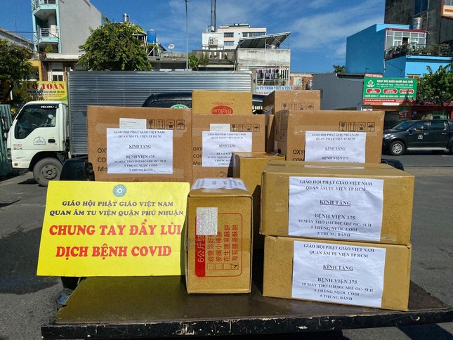 Chương trình "Chung tay đẩy lùi dịch bệnh Covid" trao tặng đến Bệnh viện Quân y 175 - Ảnh: QÂTV