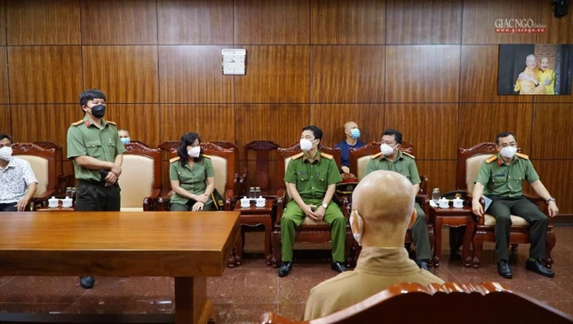 Lãnh đạo Công an TP.HCM thăm Ban Trị sự Phật giáo nhân Vu lan, tặng nhu yếu phẩm đến bếp ăn từ thiện ảnh 1