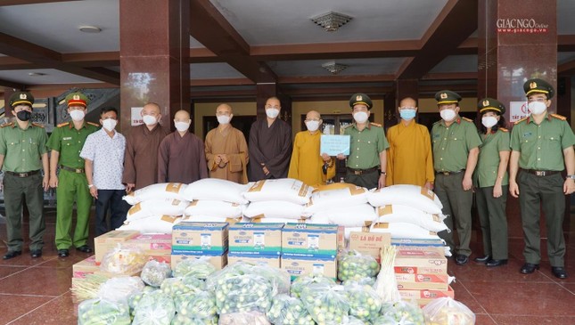 Lãnh đạo Công an TP.HCM trao quà đến Ban Trị sự GHPGVN TP.HCM để chăm lo cho người nghèo