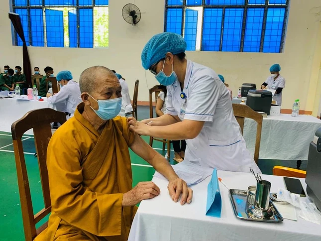 Hòa thượng Thích Thiện Thành, Trưởng ban Trị sự GHPGVN tỉnh Quảng Nam tiêm vắc-xin mũi 1