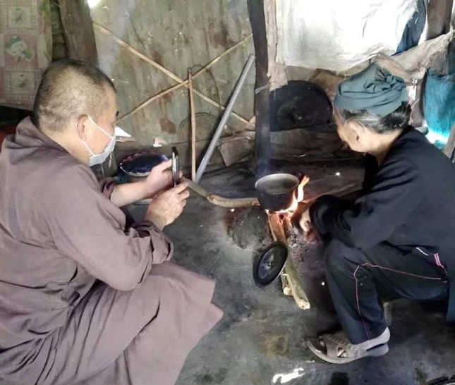 Thăm hỏi các gia đình khó khăn