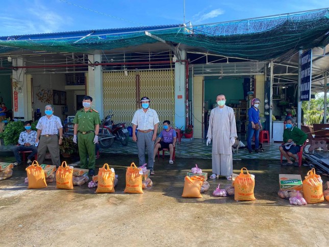 Trao quà đến những hộ ở khu cách ly