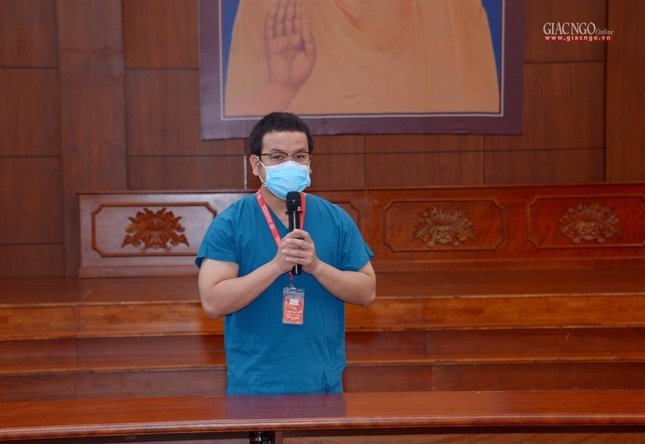 ThS.BSCK1 Võ Khắc Khôi Nguyên nói chuyện với các tình nguyện viên là Tăng Ni, Phật tử tại Việt Nam Quốc Tự, trước lúc xuất phát đến phục vụ tại Bệnh viện Dã chiến số 10 - Ảnh: Bảo Toàn