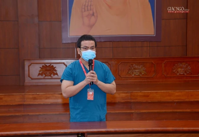 ThS.BSCK1 Võ Khắc Khôi Nguyên nói chuyện với các tình nguyện viên là Tăng Ni, Phật tử tại Việt Nam Quốc Tự, trước lúc xuất phát đến phục vụ tại Bệnh viện Dã chiến số 10 - Ảnh: Bảo Toàn