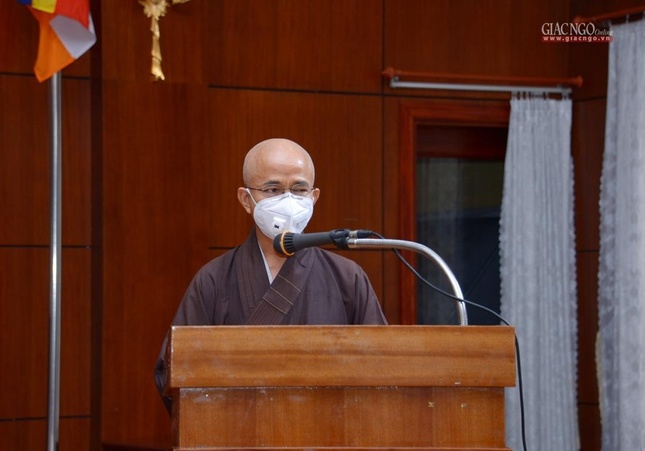 Thượng tọa Thích Thiện Quý phát biểu chúc mừng tình nguyện viên đã được chọn để phục vụ