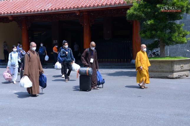 Tình nguyện viên ra xe