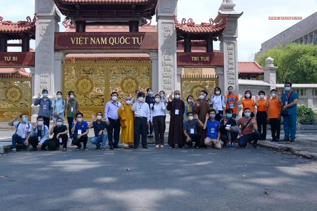 Chụp ảnh lưu niệm trước Việt Nam Quốc Tự