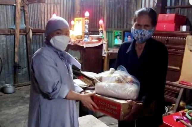 Tịnh thất Bảo Sơn tặng quà đến người nghèo xã Vĩnh Phương (Nha Trang) Tịnh thất Bảo Sơn tặng quà đến người nghèo xã Vĩnh Phương (Nha Trang)