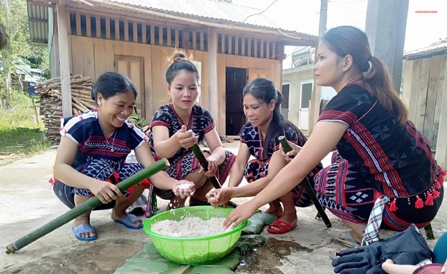 Chị em phụ nữ xã a nông chuẩn bị gạo nương để nấu cơm.