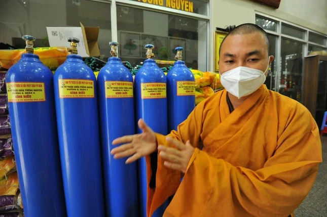 Bình oxy được chuyển tặng đến các bệnh viện dã chiến tại TP.HCM