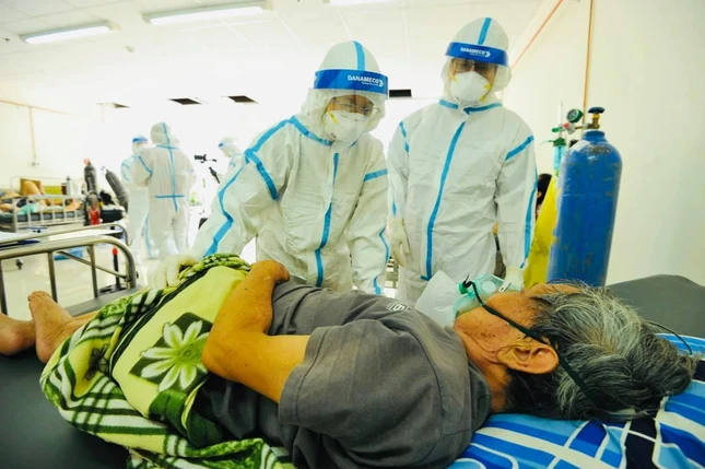 Sư cô TN Nhuận Bình thăm hỏi bệnh nhân