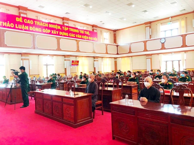 Buổi trao và tiếp nhận quà tặng tại Bộ Chỉ huy Quân sự tỉnh