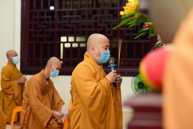 Niêm hương bạch Phật và trì tụng bài kinh Người áo trắng