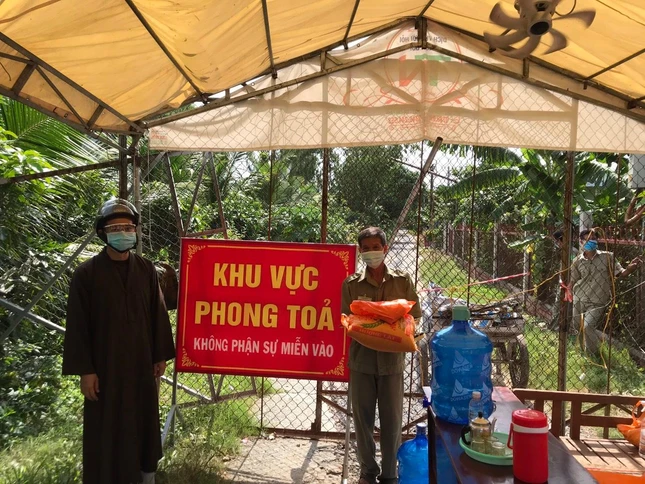 Thượng tọa Thích Thiện Thông trao quà tại khu phong tỏa