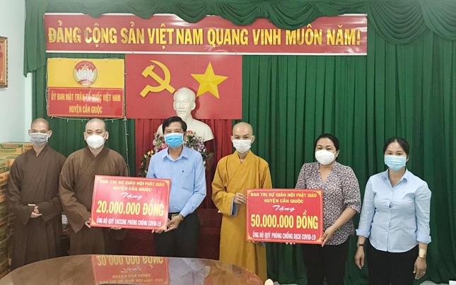 Ban Trị sự GHPGVN huyện Cần Giuộc ủng hộ phòng chống dịch Covid-19