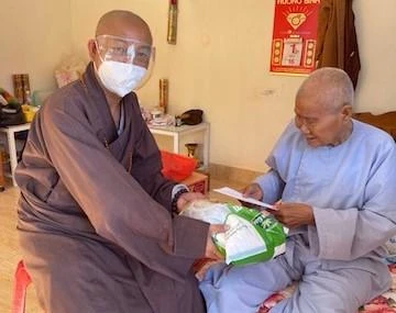 Thăm và tặng quà đến các tự viện đang giãn cách phòng Covid-19