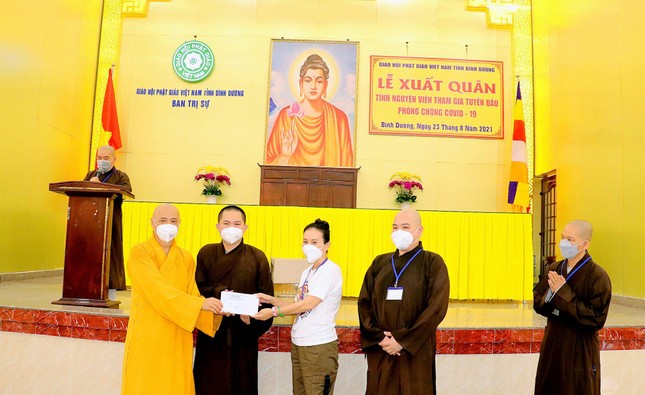 Ban Trị sự Phật giáo Bình Dương trao quà động viên tình nguyện viên