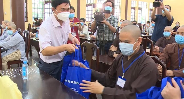 Trao quà đến tình nguyện viên - Ảnh: BTC