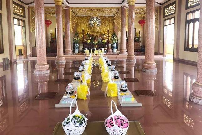 Thiện nam tín nữ cúng dường tứ sự Thiện nam tín nữ cúng dường tứ sự