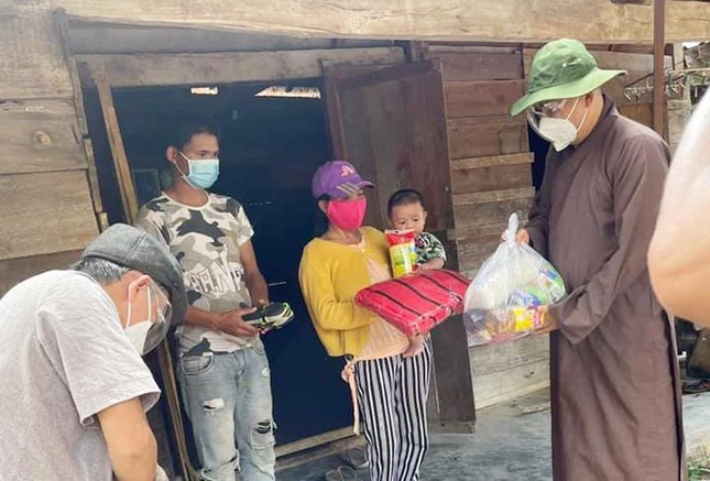 Trao quà đến bà con người đồng bào khó khăn Trao quà đến bà con người đồng bào khó khăn