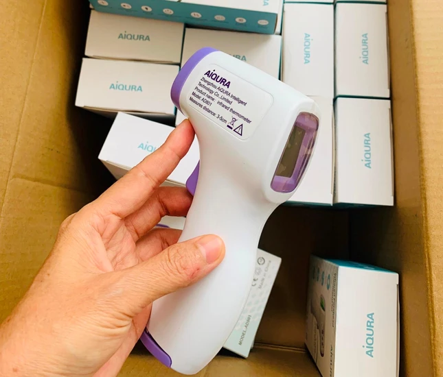 Máy đo thân nhiệt được tặng đến y bác sĩ và bệnh nhân sử dụng