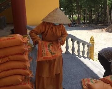 Vận chuyển quà đến người dân khu cách ly, phong tỏa Vận chuyển quà đến người dân khu cách ly, phong tỏa