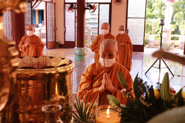 Chư Ni niêm hương bạch Phật tại chánh điện