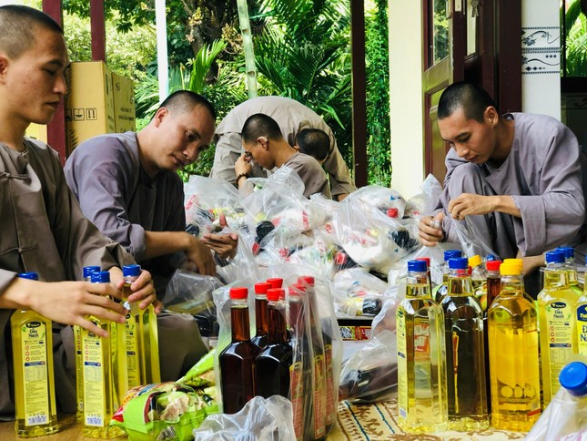 Chư Tăng chùa Vạn Thiện chuẩn bị quà gởi đến những gia đình khó khăn