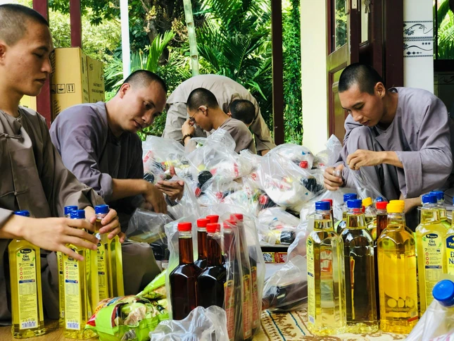 Chư Tăng chùa Vạn Thiện chuẩn bị quà gởi đến những gia đình khó khăn