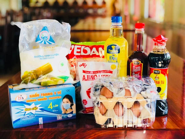 Quà gởi đến bà con khó khăn trong khu phong tỏa