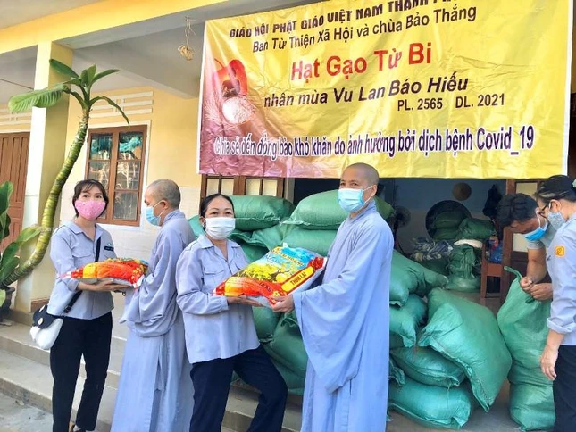 Chư Ni chùa Bảo Thắng tặng quà đến người khó khăn