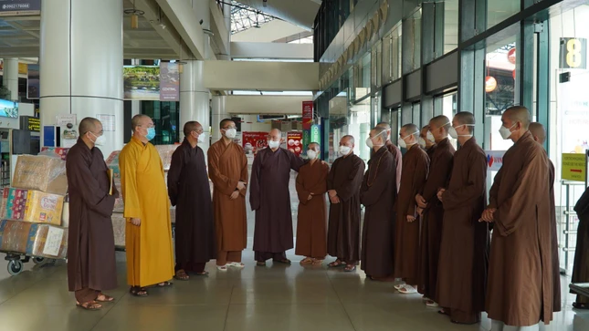 Chư tôn đức Hội đồng TrỊ sự GHPGVN ra sân bay Nội Bài tiễn 10 vị Tăng vào Nam chống dịch Covid-19