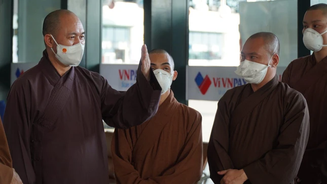 Thượng tọa Thích Đức Thiện tiễn các tình nguyện viên