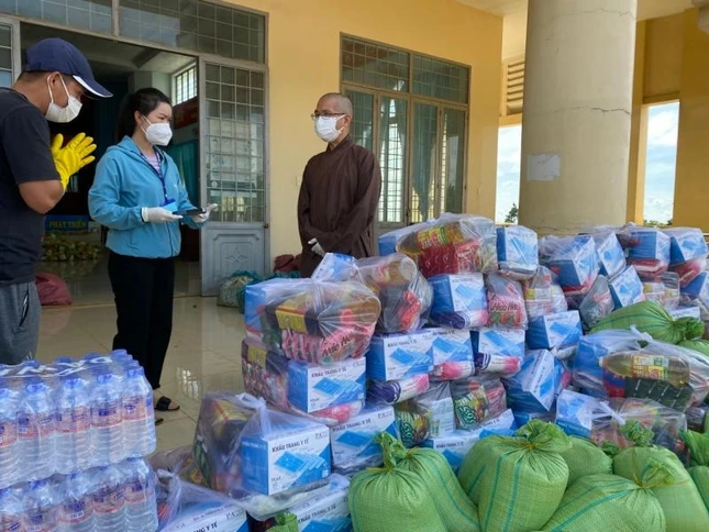 Chia sẻ khó khăn với bà con vùng dịch