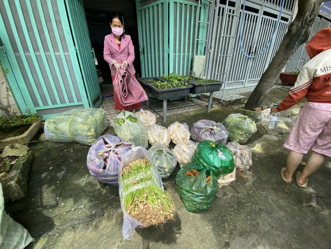 Rau củ được trao tận tay bà con khó khăn