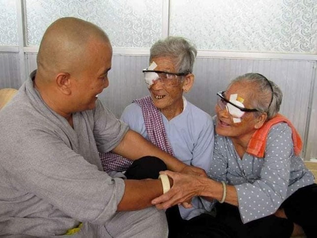Anh Cường thăm hỏi và hỗ trợ người già phẫu thuật mắt - Ảnh fb nhân vật