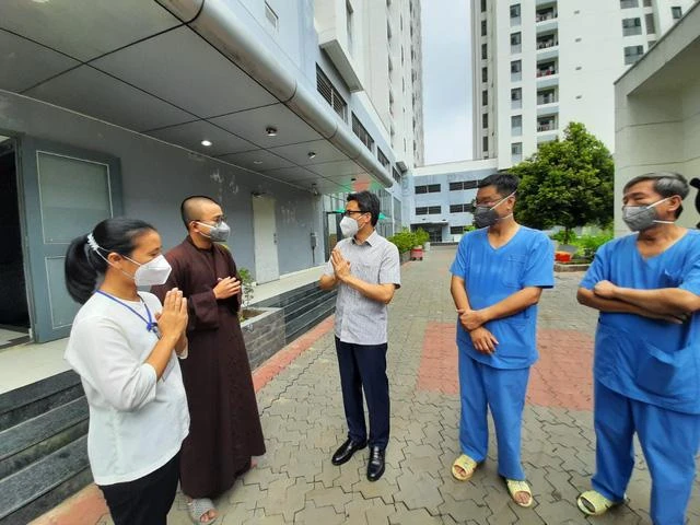 Phó Thủ tướng Vũ Đức Đam thăm hỏi các tình nguyện viên Phật giáo tại Bệnh viện Dã chiến số 10 - Ảnh: Tiến Long