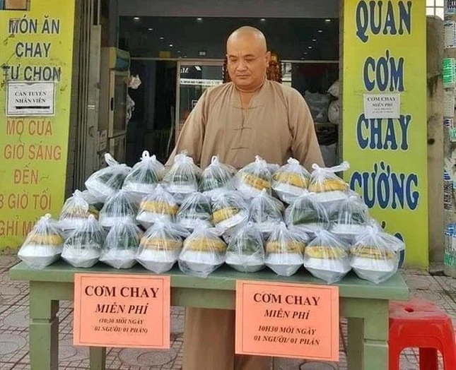 Anh Vũ Quốc Cường thân thuộc với người nghèo tại TP.HCM - Ảnh fb nhân vật