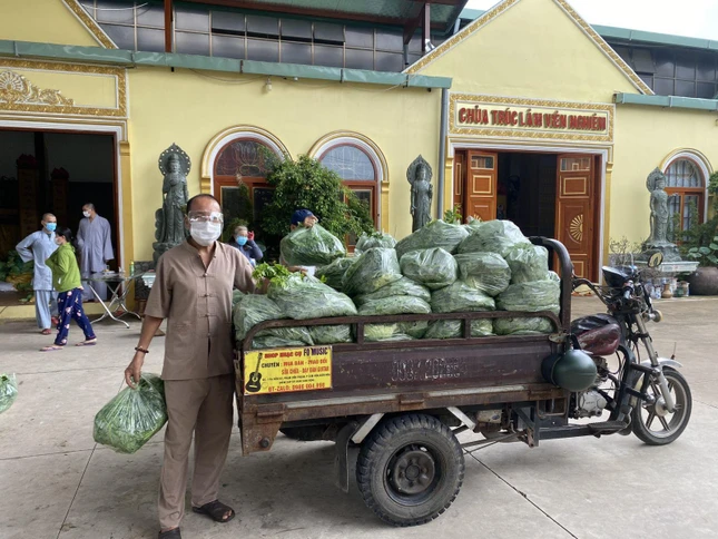 Chuẩn bị quà đến bà con khó khăn trong mùa dịch