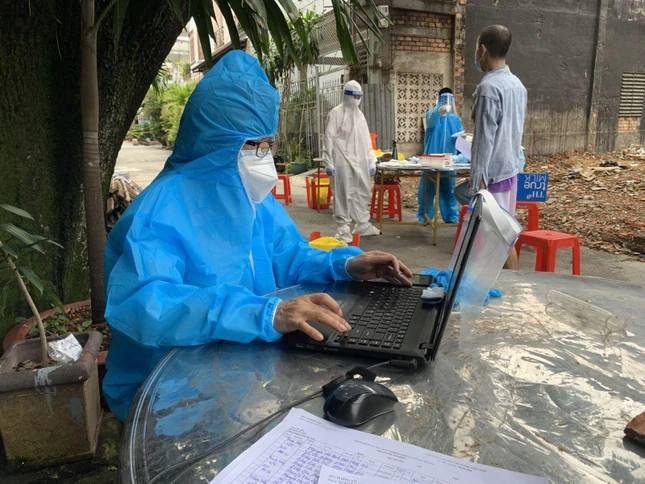 Nhóm tình nguyện viên Phật giáo tỉnh Đồng Nai phục vụ công tác lấy mẫu xét nghiệm cộng đồng