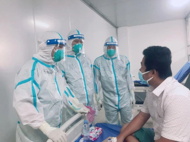 Thăm hỏi bệnh nhân