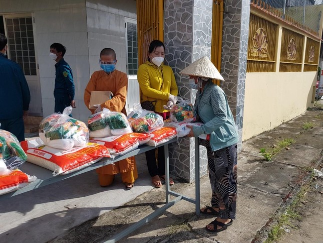 Người bán vé số khó khăn do ảnh hưởng bởi dịch bệnh Covid-19