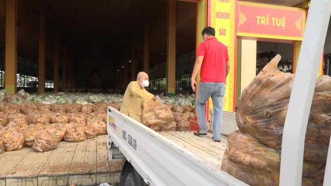 Vận chuyển rau củ đến các tự viện