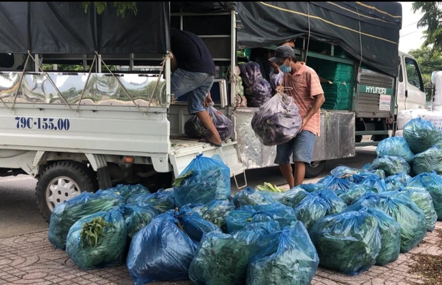 Chùa Kỳ Viên Trung Nghĩa đưa các phần quà trao đến người dân