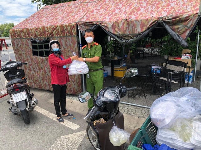 Tặng suất cơm của chùa Vân Sơn đến người dân