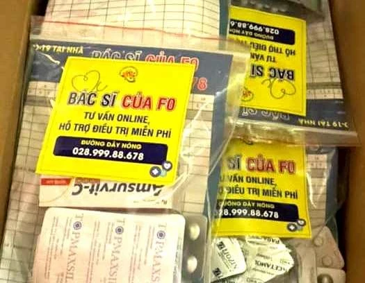Túi thuốc nhóm "Bác sĩ của F0", mỗi túi thuốc đều kèm thông tin, hotline để bệnh nhân tiện liên lạc