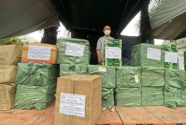 Trao tặng 1.000 van đồng hồ oxy và 10.000 mặt nạ thở có túi đến các bệnh viện