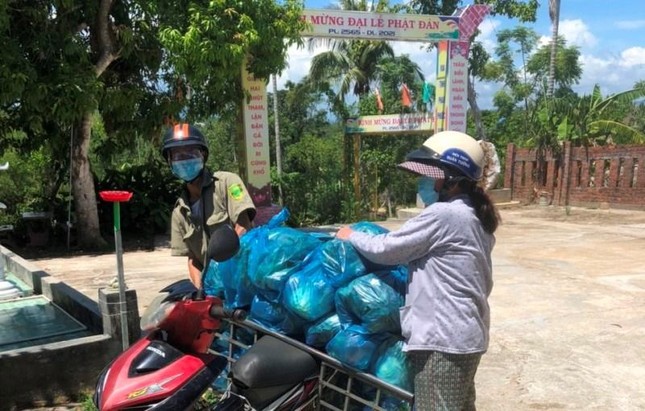 Các phần quà được chuyển đến cho bà con khó khăn Các phần quà được chuyển đến cho bà con khó khăn