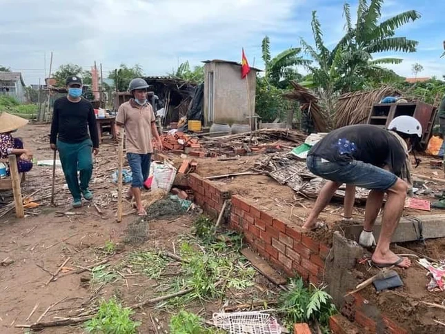 Nhiều gia đình bị sập nhà do cơn lốc xoáy ngày 22-8 vừa qua